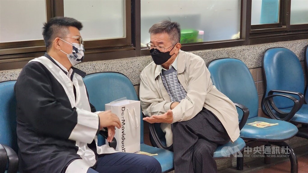 Former Legislator Lo Chih-ming (right) discusses the case with his lawyer before the court session in Kaohsiung on Thursday. CNA photo Jan. 19, 2023