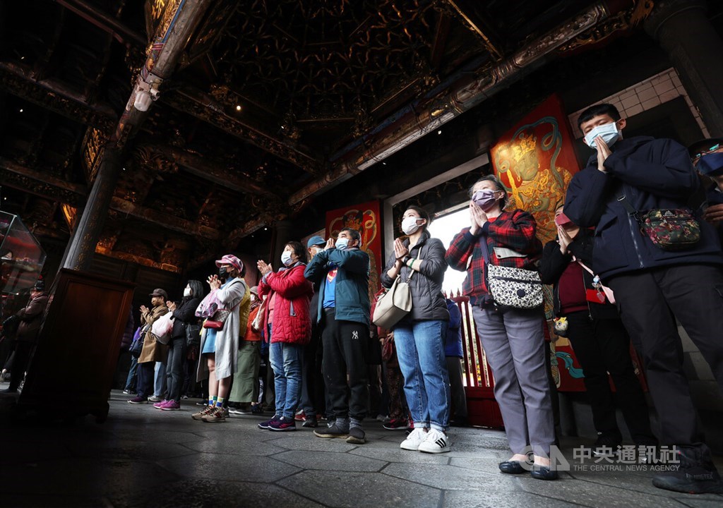 Worshipers pray for a better new year during their visit to Lungshan Temple in Taipei on Monday. CNA photo Jan. 23, 2023