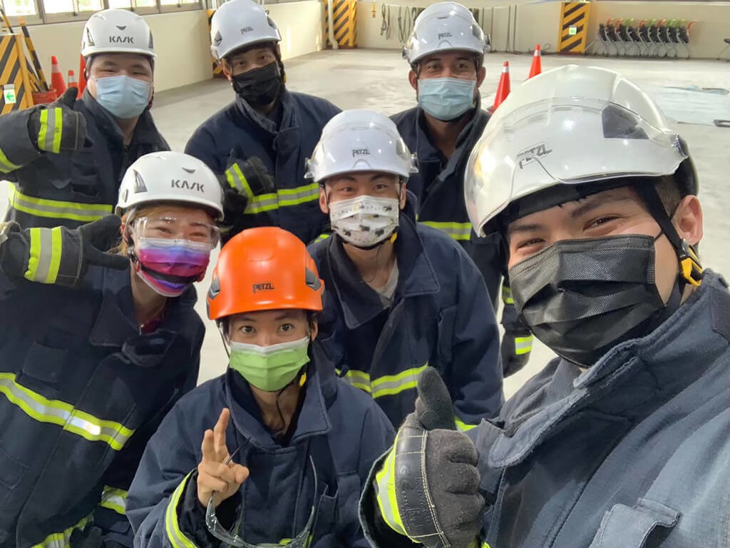 Chen Yen-wei (upper left) with fellow countryman Huang En-tse (photo taker) and their coworkers. Photo courtesy of CIP