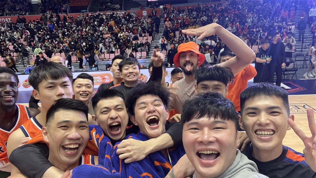 The Taoyuan Pauian Pilots take a selfie to celebrate their 10th consecutive win. File photo courtesy of Taoyuan Pauian Pilots