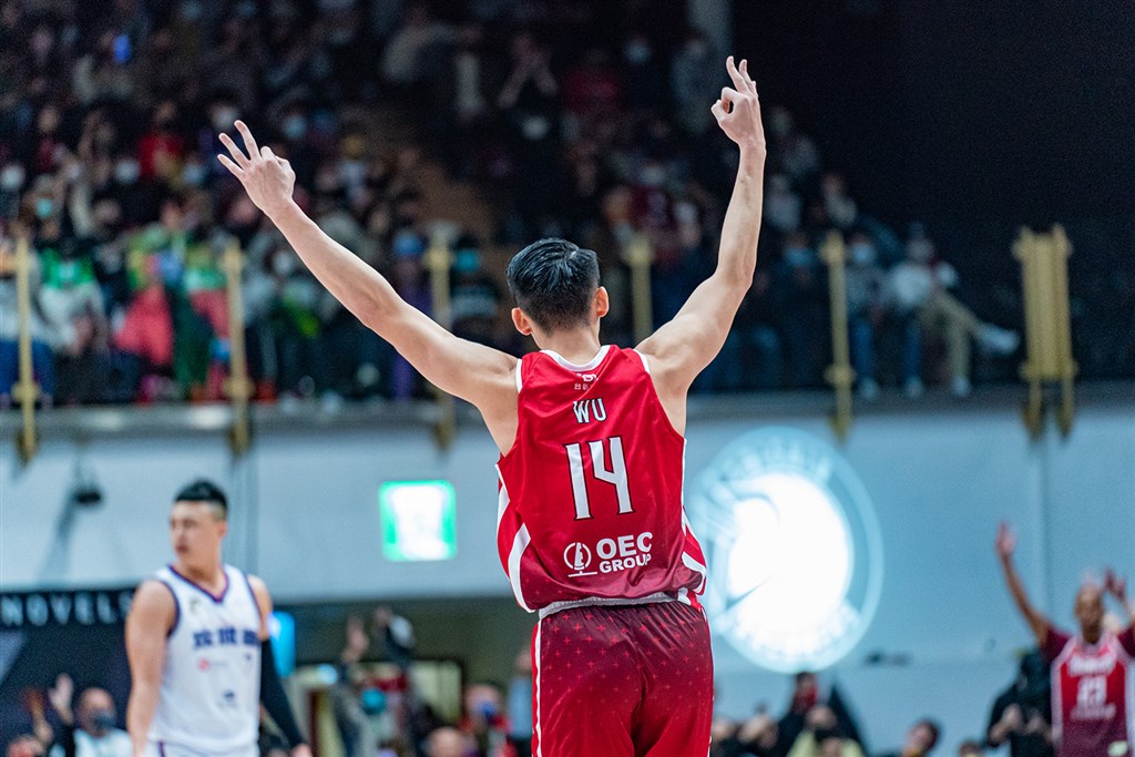 The Formosa Taishin Dreamers sniped 21-43, 48.84 percent, buckets from beyond the arc against the Hsinchu Jko Lioneers. Photo courtesy of the P. LEAGUE+