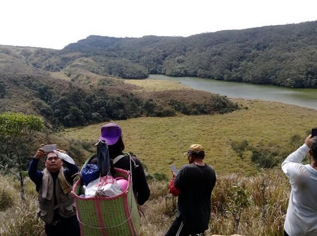 Members of the Taitung-based branch of the Rukai people -- the Taromak, or eastern Rukai tribe – on a hike to Siiaoguei Lake as part of a 2018 survey into the tribe’s traditional lands. Photo courtesy of Lravorase Lra-madaralrae (李張力).