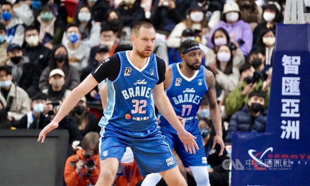 Taipei Fubon Braves’ Ukrainian center Ihor Zaytsev (front) defends his house with teammate two-time P. LEAGUE+ finals MVP American forward Mike Singletary. Zaytsev was on fire at Taipei Heping Basketball Gymnasium on Saturday, leading all scorers with 23 points, shooting 8-8 from the floor, including 5-5 from beyond the arc and 2-2 from the stripe. CNA photo Jan. 29, 2023