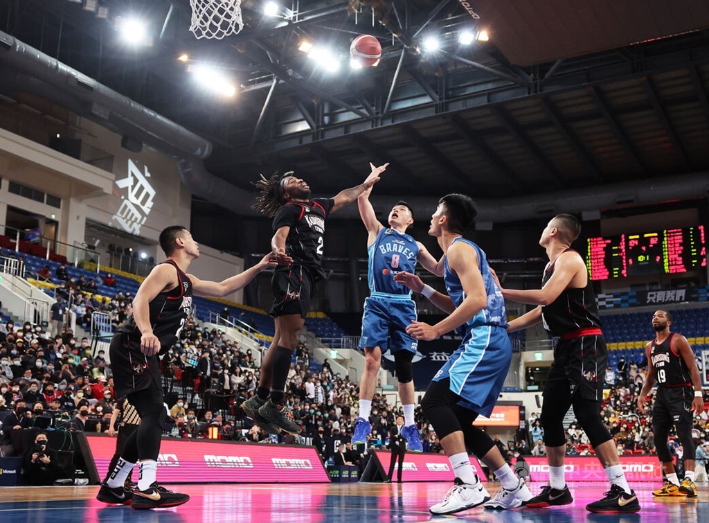 784 Sports News - Defending champions Taipei Fubon Braves returns to  winning ways as they defeated Taoyuan Pilots 99-79 in the Taiwanese P+  Basketball League on Sunday, March 6th 2022. Forward Brendon