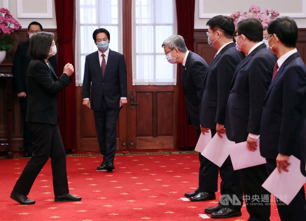 President Tsai Ing-wen (left) greets incoming officials at the swearing ceremony held at the Presidential Office in Taipei on Tuesday. CNA photo Jan. 31, 2023