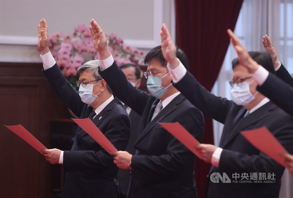 From left: Premier Chen Chien-jen, Secretary-General to the President Lin Chia-lung and Vice Premier Cheng Wen-tsan are sworn in at a ceremony at the Presidential Office in Taipei on Tuesday. CNA photo Jan. 31, 2023