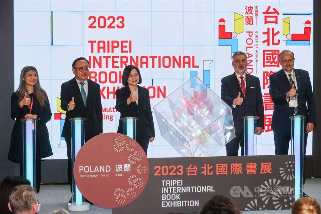 President Tsai Ing-wen (third left), Polish Office in Taipei Director Cyryl Kozaczewski (second right) and Minister of Culture Shih Che (second left) open the 2023 Taipei International Book Exhibition on Tuesday. CNA photo Jan. 31, 2023