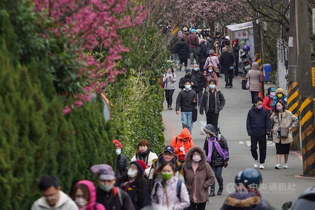 Many of the visitors to a scenic spot in Shilin District, Taipei City still wear a face mask, even though it is not required outdoor. CNA photo Jan. 28, 2023