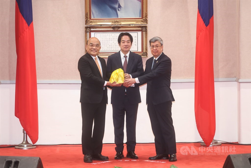 Vice President Lai Ching-te (center) oversees the handover of the Executive Yuan seal from Su Tseng-chang (left) to Chen Chien-jen in Taipei on Tuesday. CNA photo Jan. 31, 2023