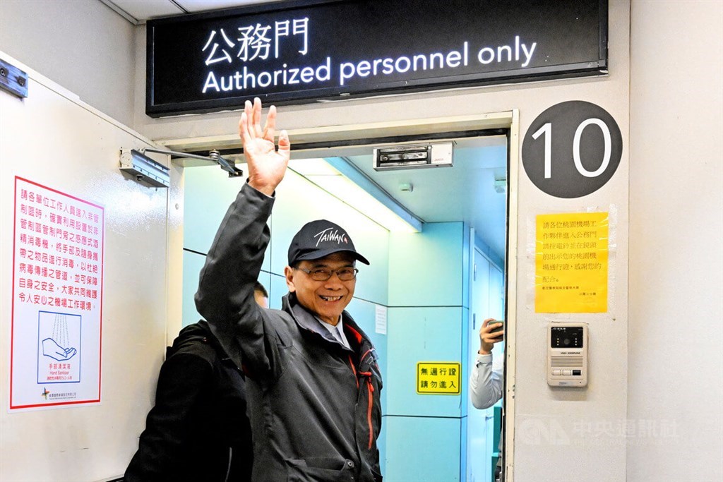 Legislative speaker You Si-kun waves to reporters before boarding his flight at Taiwan Taoyuan International Airport on Tuesday. CNA photo Jan. 31, 2023