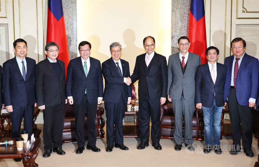 New sworn-in Premier Chen Chien-jen (fourth left) and Legislative Speaker You Si-kun (fourth right) exchange a handshake when Cabinet members paid a visit to the Legislature in Taipei on Tuesday. CNA photo Jan. 31, 2023