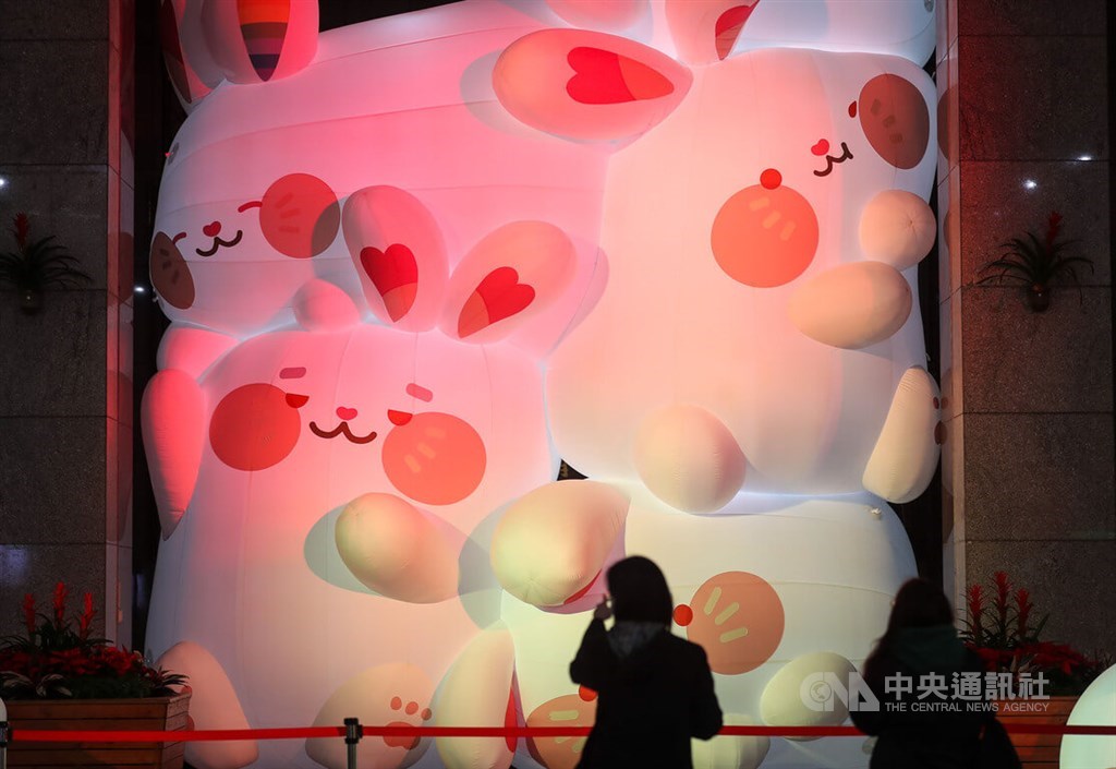 An visitor to Taipei City Hall stops and looks at an inflated installation comprising several rabbits after it was turn on Tuesday. CNA photo Jan. 31, 2023