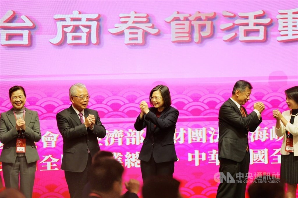 From left: Minister of Economic Affairs Wang Mei-hua, Straits Exchange Foundation Acting Chairman Rock Hsu, President Tsai Ing-wen and Minister of Mainland Affairs Chiu Tai-san greet Taiwanese companies with operations in China during a Lunar New Year event in Taipei on Thursday. CNA photo Feb. 2, 2023