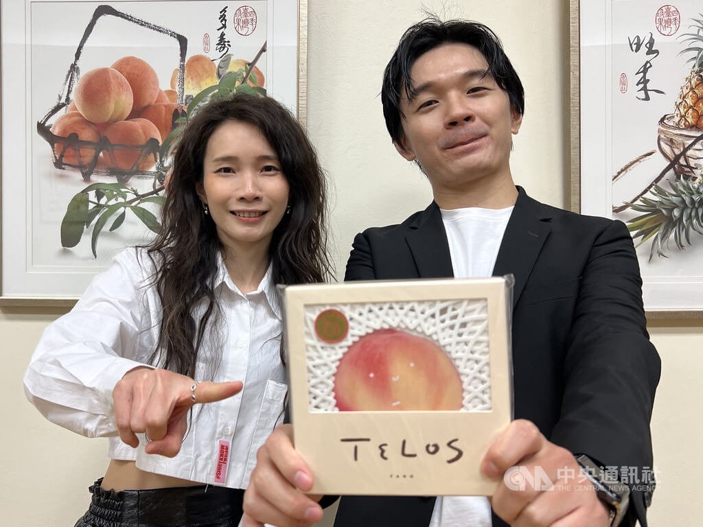 Ming Liu (right) and Taiwanese singer Fann (芳怡). CNA photo Feb. 3, 2023