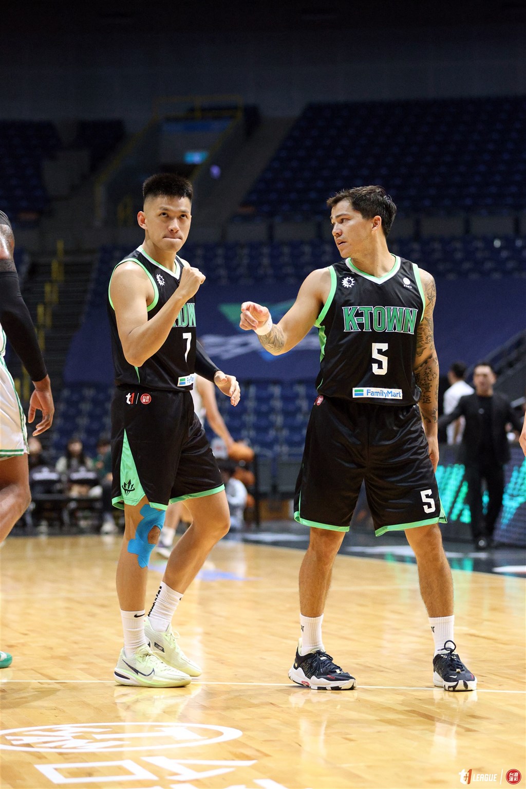 Kaohsiung Aquas playmaker Jason Brickman (right) and teammate Yu Huan-ya (于煥亞). Photo courtesy of the Aquas