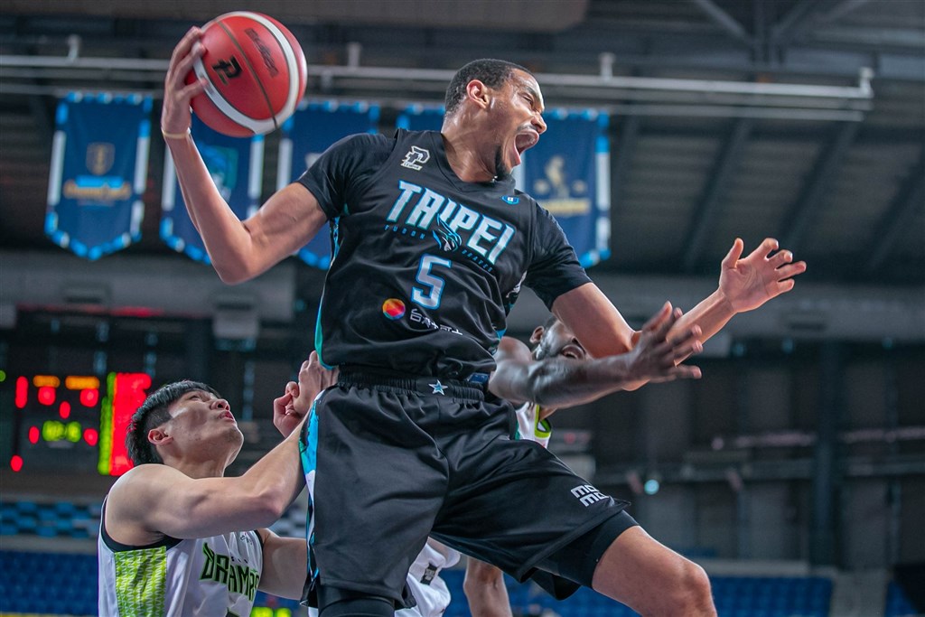 784 Sports News - Defending champions Taipei Fubon Braves returns to  winning ways as they defeated Taoyuan Pilots 99-79 in the Taiwanese P+  Basketball League on Sunday, March 6th 2022. Forward Brendon