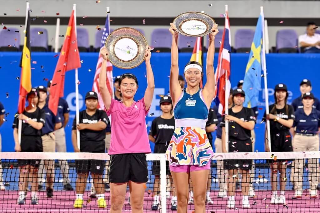 Taiwanese tennis players Chan Hao-ching (right) and Wu Fang-hsien. Image from facebook.com/WTAThailandOpen
