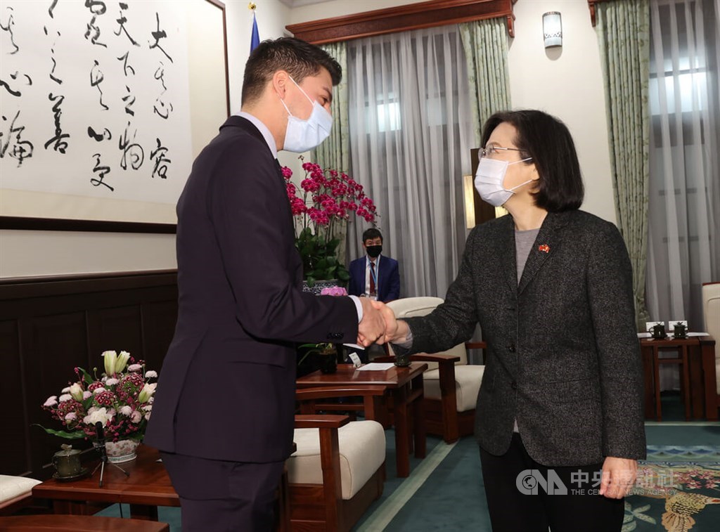 President Tsai Ing-wen (right) shakes hands with Fabian Molina, a co-chair of the Swiss-Taiwan parliamentary group, Monday at the Presidential Office in Taipei. CNA photo Feb. 6, 2023