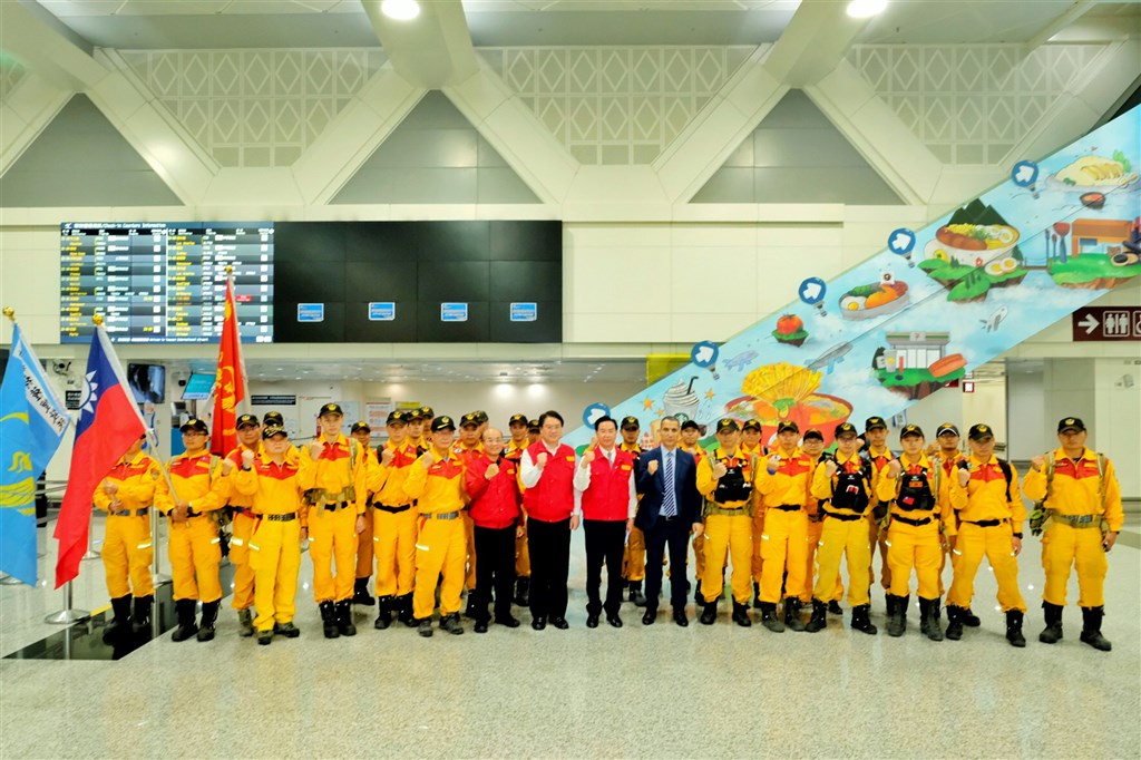 Interior Minister Lin Yu-chang and Foreign Minister Joseph Wu (center) see off a 40-member search and rescue team at Taiwan Taoyuan International Airport Monday night. CNA photo Feb. 6, 2023