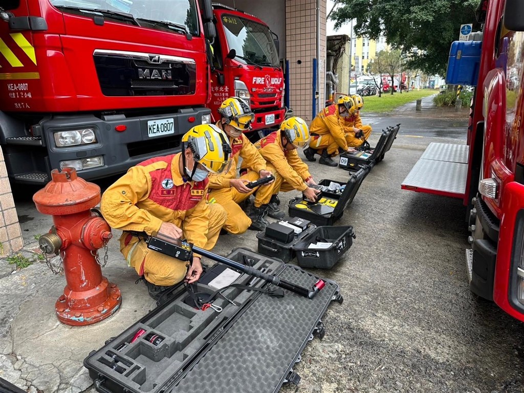 Members of the search and rescue team prepare the equipment to be brought to Turkey in Taipei on Monday. Photo courtesy of Taipei City Fire Department