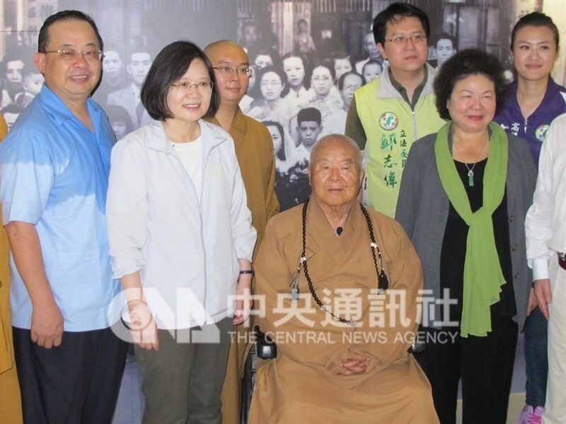 Hsing Yun (center) in 2015 with then-Democratic Progressive Party chairperson Tsai Ing-wen (second left) and then-Kaohsiung Mayor Chen Chu (second right). CNA file photo.