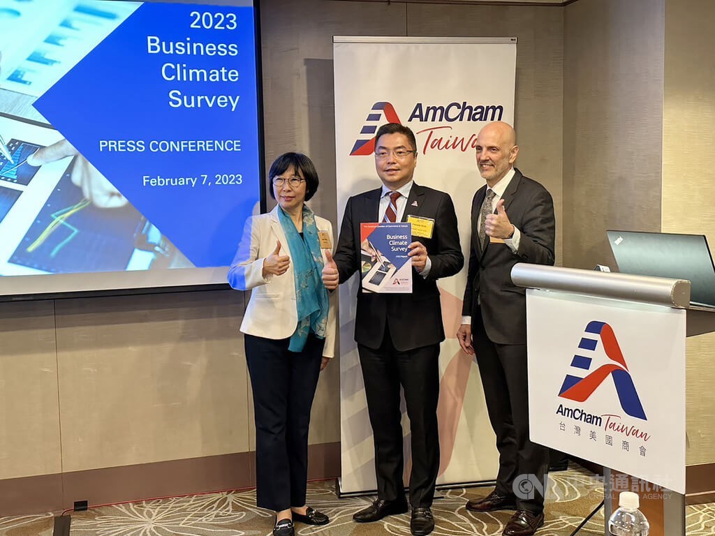 Outgoing AmCham in Taiwan President Andrew Wylegala (first right) and AmCham Chairman Vincent Shih (center) are seen in Tuesday