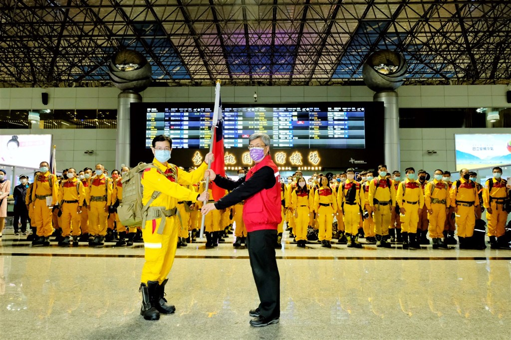 Chen Chien-jen (陳建仁) presents an ROC flag to the leader of the second rescue team before they depart for Turkey. CNA photo on Feb. 7, 2023.