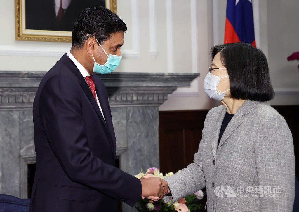 President Tsai Ing-wen (right) meets with a visiting United States House of Representatives delegation led by Democrat Ro Khanna (left). CNA photo Feb. 21, 2023