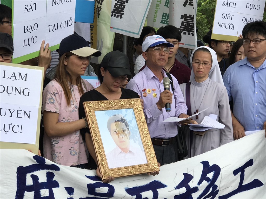 The father and sister of Vietnamese migrant worker Nguyen Quoc Phi, who was shot and killed by a Taiwanese police officer on Aug. 31, 2017 after he was caught allegedly stealing a car, take part in a protest in Taipei in September that year calling for answers. (CNA file photo)