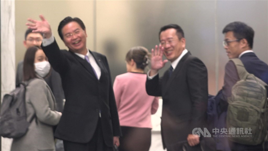 Taiwan Foreign Minister Joseph Wu (center left) and National Security Council Secretary-General Wellington Koo (center right) wave to reporters at the AIT headquarter in Washington Tuesday for a security dialogue with the U.S. CNA photo Feb. 22, 2023