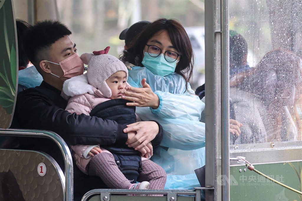 Visitors to Taipei Zoo are pictured on Saturday morning. CNA photo Feb. 25, 2023