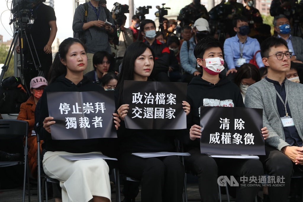 From left: Taipei City councilors Sabrina Lim, Wu Pei-yi and Miao Po-ya attend the memorial held by Taipei City Government at 228 Peace Park on Tuesday. CNA photo Feb. 28, 2023