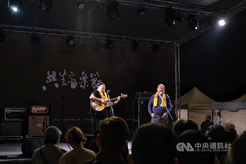 Panai Kusui (left) and Nabu Husungan Istanda perform at the festival in Taipei on Tuesday. CNA photo Feb. 28, 2023