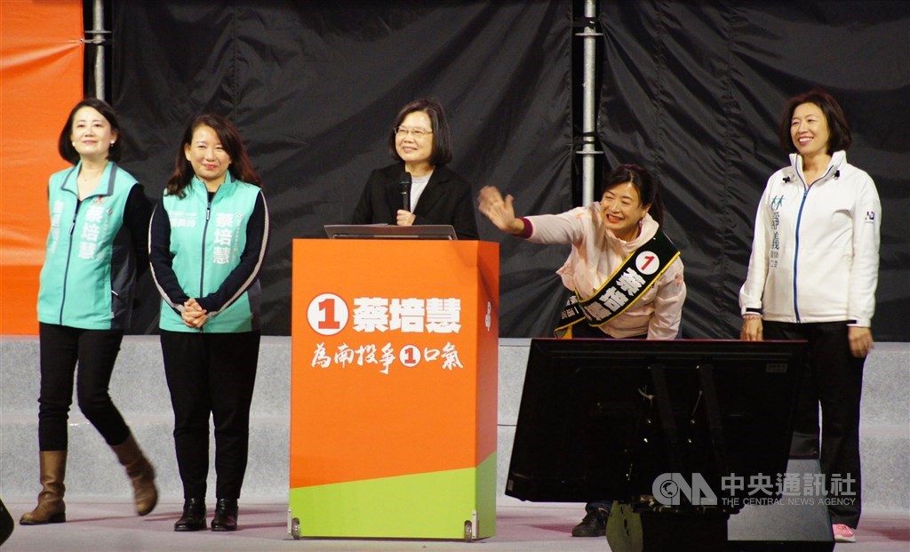 President Tsai Ing-wen (center) and Legislator Lin Ching-yi (right) from Taichung campaign for Tsai Pei-hui (second right) of the DPP at a rally in Nantou County Friday evening. CNA photo March 3, 2023
