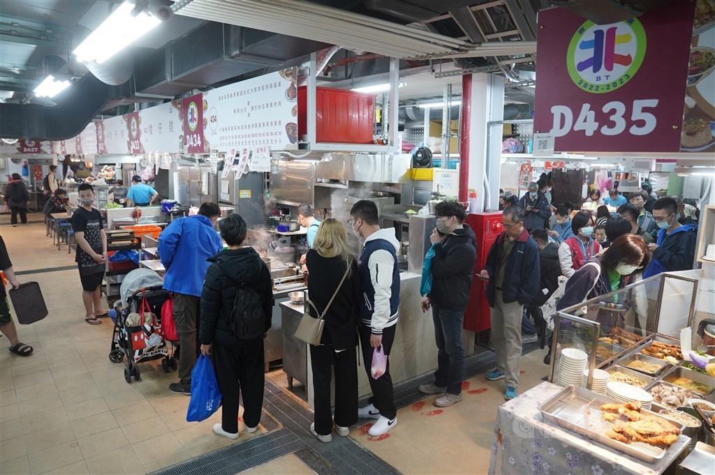Shoppers at Beitou Market in Taipei form a line around a popular eatery on Saturday. CNA photo March 4, 2022