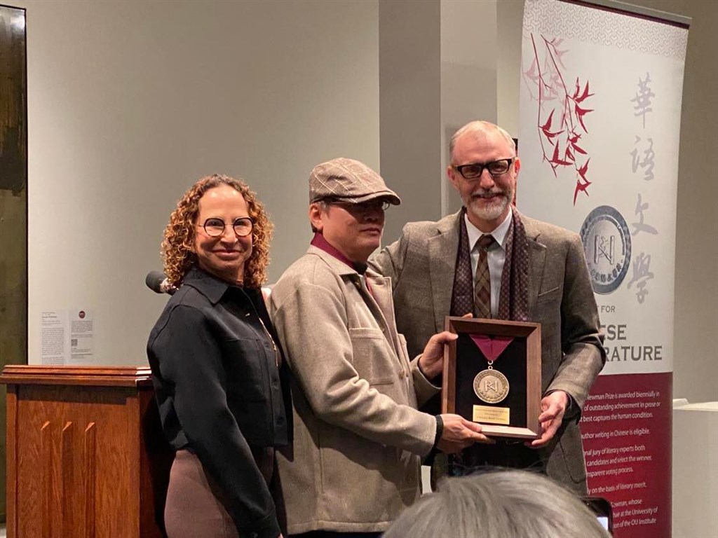 Chang Kuei-hsing (center) receives a plaque and takes a picture with Jonathan Stalling (right), the Harold J. & Ruth Newman Chair of US-China Issues and Professor of International and Area Studies, and Jo-Ellen Newman Shomer at the University of Oklahoma Friday. Photo: Chen Jung-chiang (陳榮強)