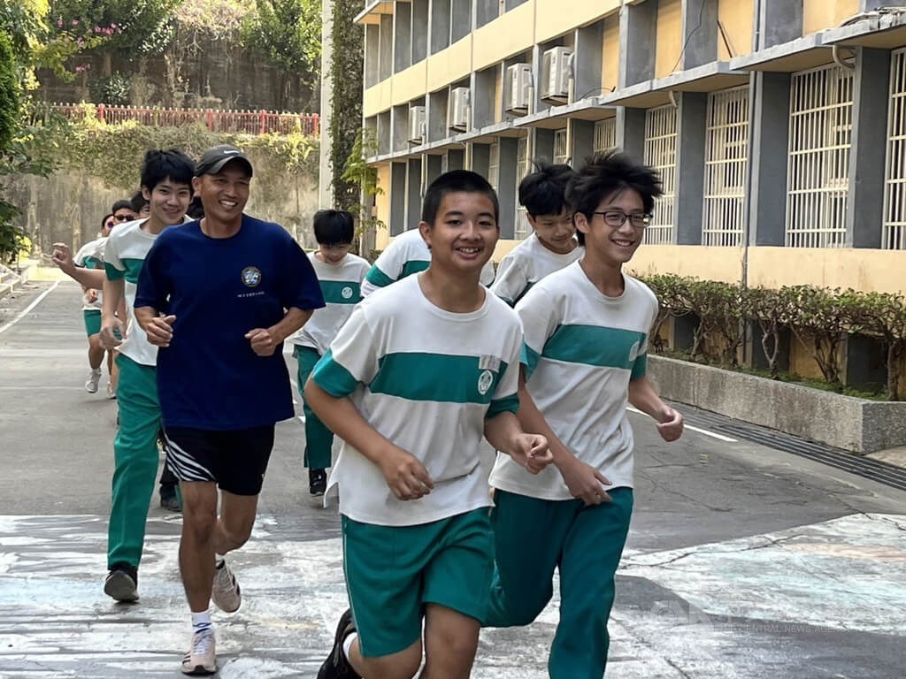 Students of Kaohsiung Municipal Shoushan Junior High School choose not to wear face masks in PE class. CNA photo March 6, 2023