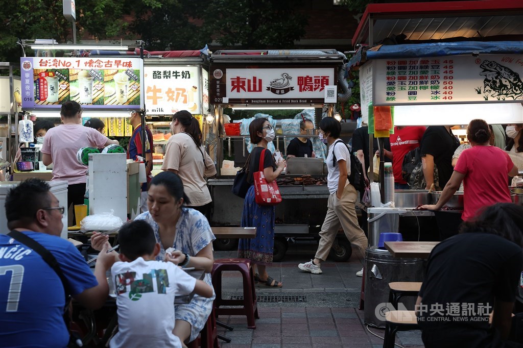 Visitors walk through food stalls at the night market on Ningxia Road in Taipei. CNA file photo