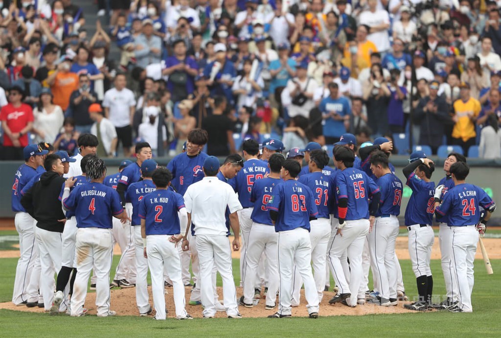 Team Taiwan (Chinese Taipei) gather around the mound after losing to Cuba 1-7 Sunday in Taichung. CNA photo March 12, 2023