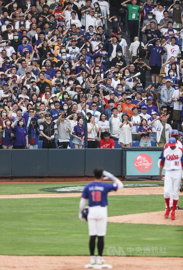 Yu Chang and local fans salute each other for celebration in the top of the ninth after Chang hitting a double that brings back Team Taiwan