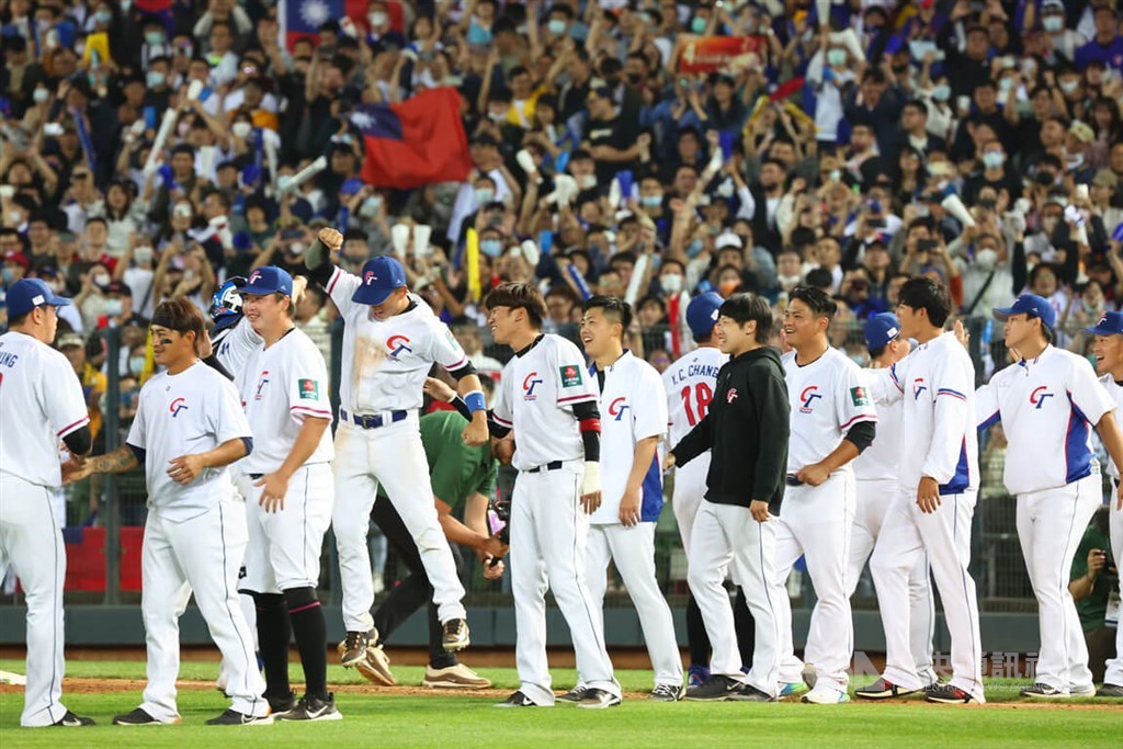Taiwanese baseball players celebrate after their win against Italy on Friday. CNA photo March 10, 2023