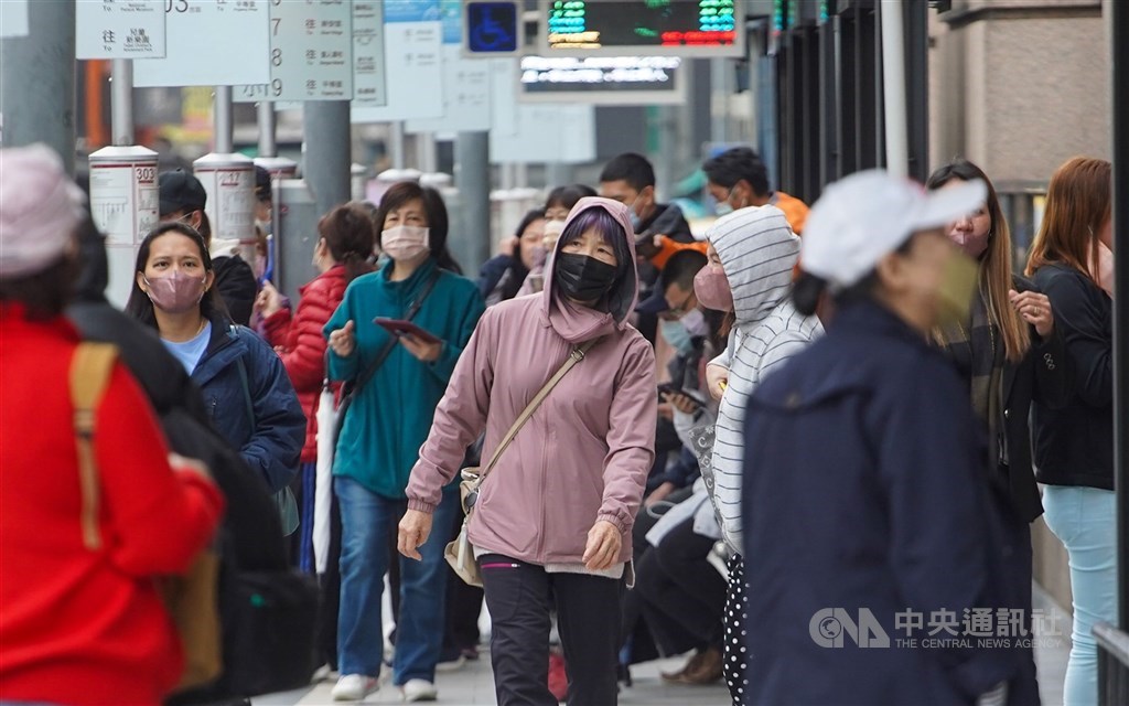 Pedestrians in Taipei. CNA photo March 13, 2023