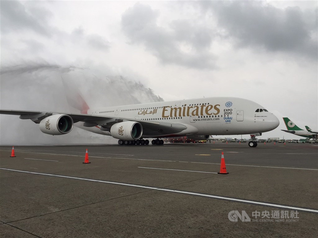 The Airbus A380 operated by Emirates to offer more seats on the Taipei-Dubai route arrives at Taiwan Taoyuan International Airport on July 19, 2015. CNA file photo