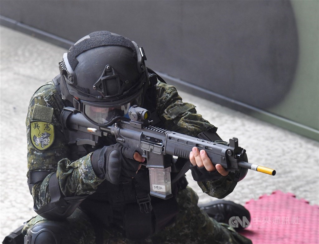 A military policeman uses a T91 assault rifle during a drill in Taipei in July 2018. CNA file photo