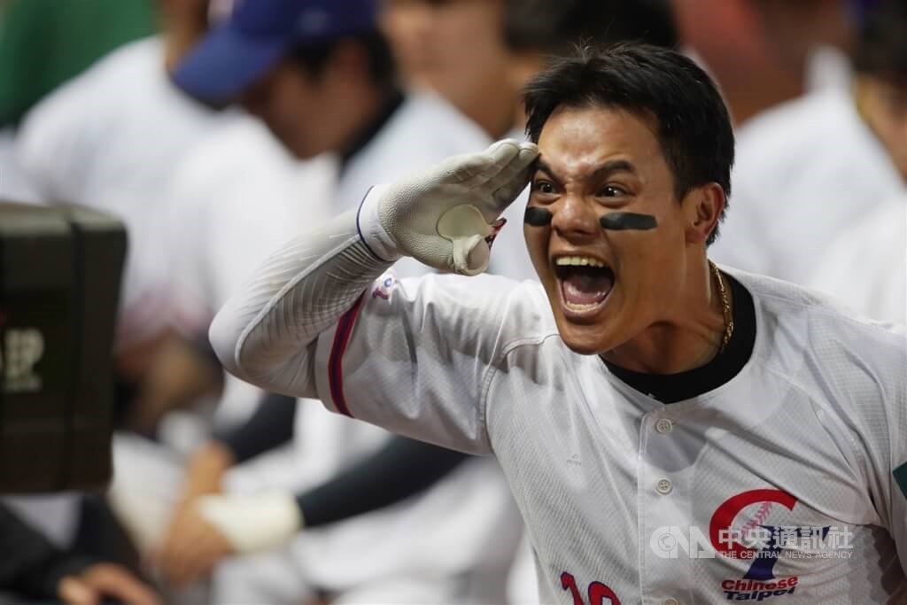 Taiwanese slugger Yu Chang salutes his fans after hitting a grand slam in the second inning against the Netherlands on March 11. CNA file photo