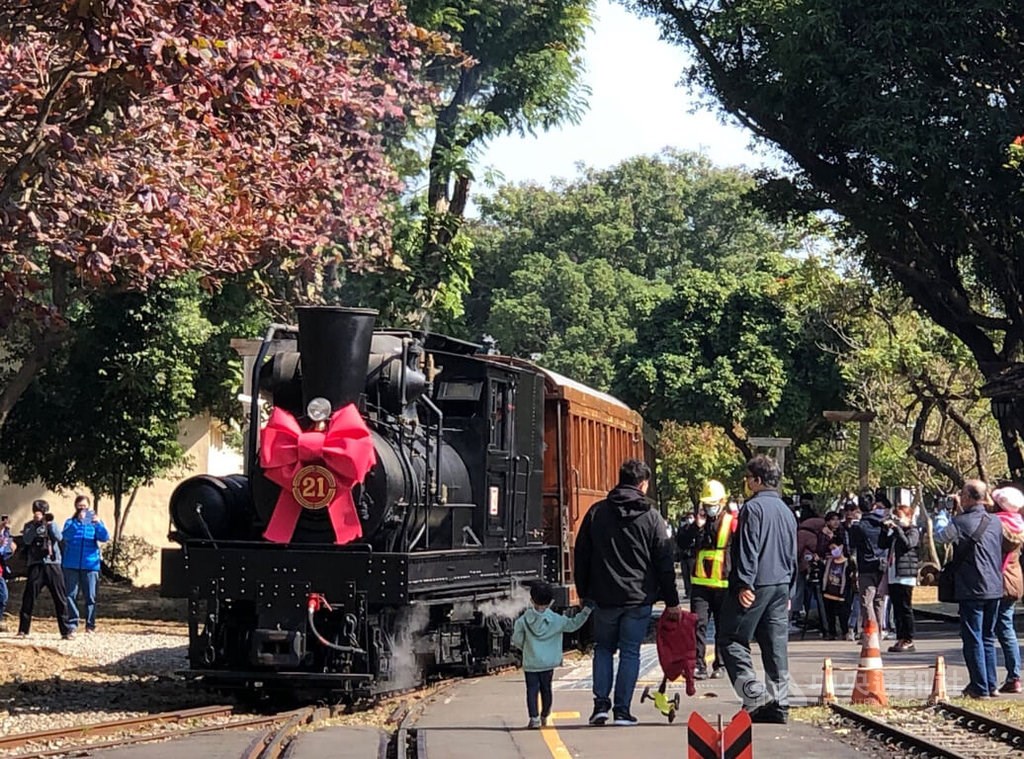 Visitors to Alishan in Chiayi walk past a steam engine that runs on Alishan Forest Railway. CNA file photo