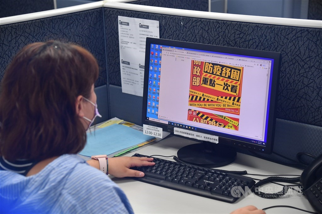 A worker at a call center handling the 1988 hotline is pictured during a visit by then-Premier Su Tseng-chang in May 2020. CNA file photo