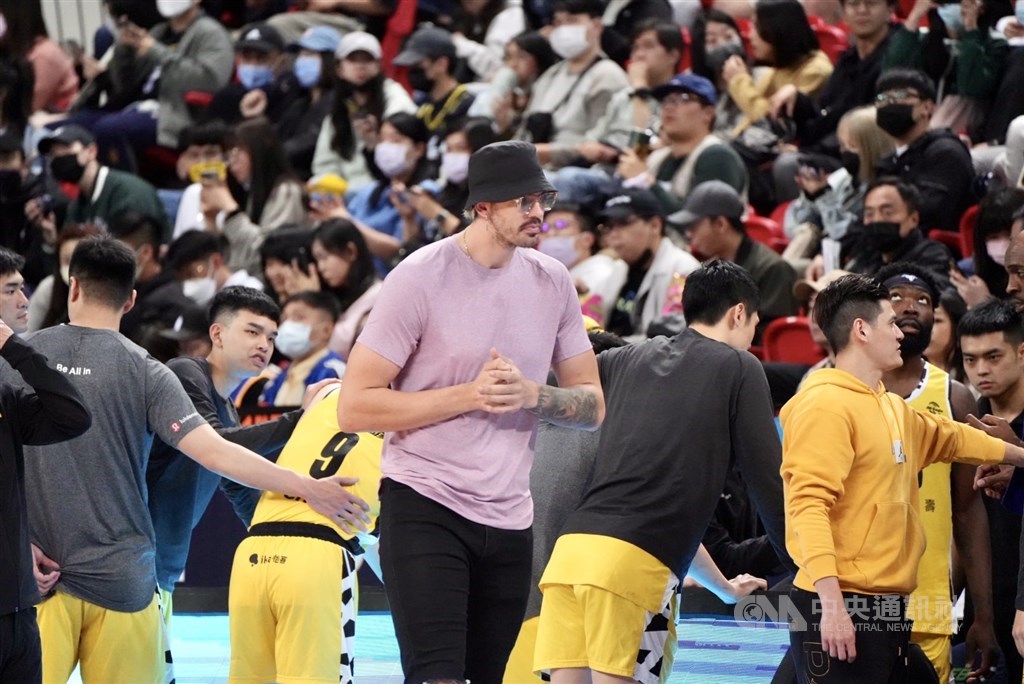 Byron Mullens (center) does not suit for the Kings against the Braves Saturday due to his strained calf. The team on Wednesday said he is expected to return by the end of the regular season. CNA photo March 18, 2023