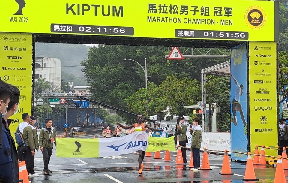 Kenyan runner Barnabas Kiptum passes through the finish line for the first place in Sunday