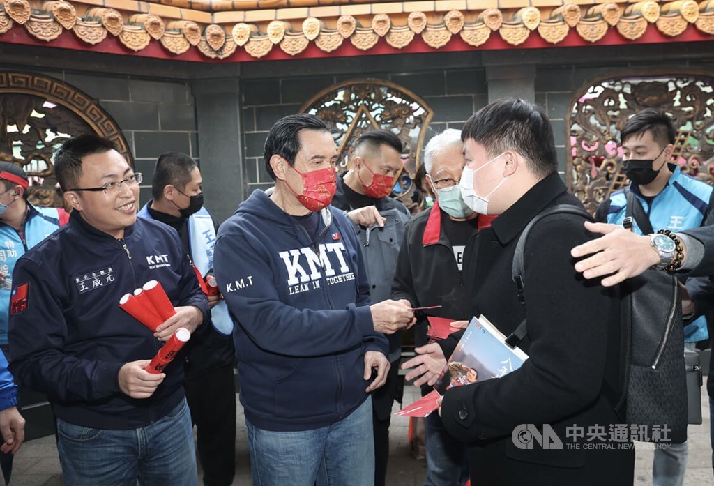 Former President Ma Ying-jeou (second left) shakes hands with visitors to Yonglien Temple in New Taipei